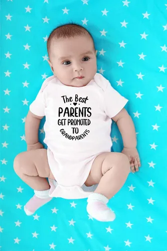 Vista 4 de CBTwear The Best Parents Get Promoted to Grandparents Baby Bodysuit - Divertido traje infantil - Humor infantil