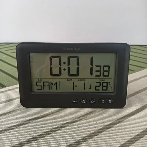 Vista 6 de Reloj despertador de viaje alimentado por pilas, reloj despertador para dormitorios, pequeño reloj digital con luz de fondo, 2 alarmas, repetición