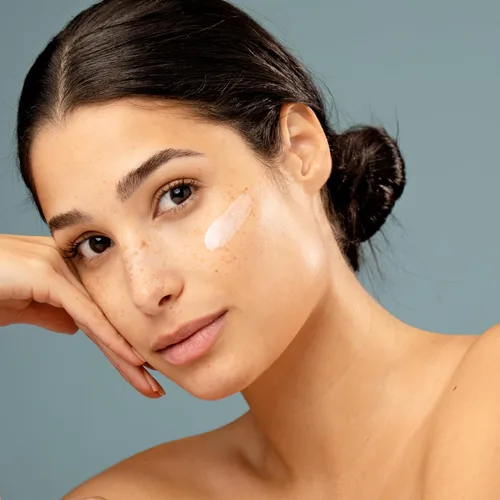 Vista 4 de Santo Remedio, Piel Eterna, Crema facial hidratante, hidrata la piel, hidratante diario, crema de día y noche, contiene ácido hialurónico, vitamina
