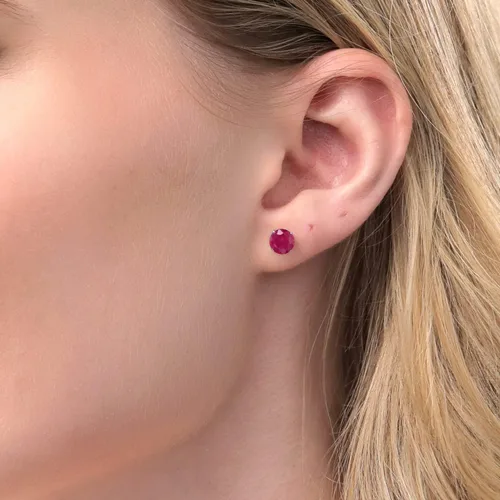 Vista 4 de Gem Stone King Pendientes de tuerca de oro blanco y rojo de 14 quilates para mujer