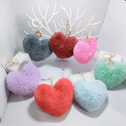 Vista 4 de ikasus Llavero de corazón de felpa lindo llavero de pompón, llavero de bola de felpa esponjoso, bolsa de coche, colgante de llavero suave, Rojo