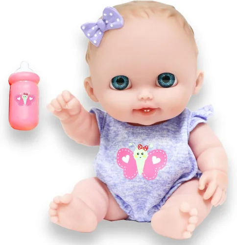 Vista 5 de Lil Cutesies - Juego de regalo de muñeca bebé de vinilo de 9 pulgadas Posable y lavable Traje extraíble Silla alta y accesorios