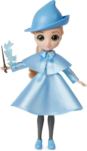 Vista 4 de Wizarding World Harry Potter, set de regalo de muñeca Fleur Delacour de 20,3 cm de 10 piezas con 2 trajes y 8 accesorios para muñeca, juguetes