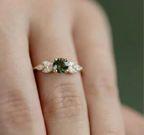 Vista 2 de Anillo de boda con piedras preciosas verdes, chapado en oro de 14 quilates, anillo de compromiso de esmeralda simulada, anillo pequeño de promesa
