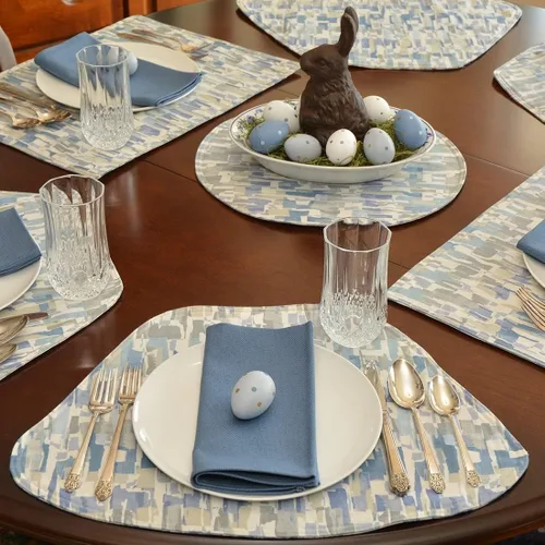 Vista 5 de Britto Clearwater - Juego de cuatro manteles individuales en forma de cuña con estampado azul y cargador central redondo