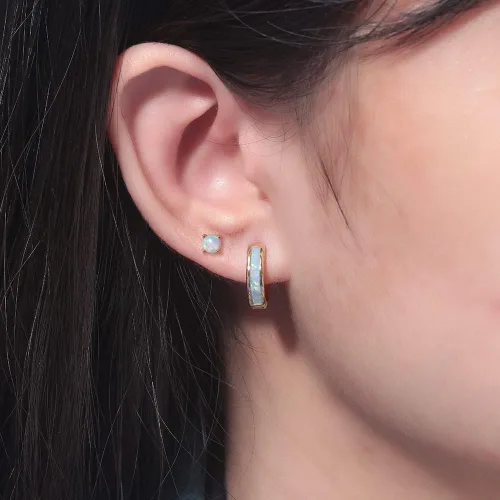 Vista 175 de CiNily Aretes Huggie de ópalo con bisagras, chapados en oro, hipoalergénicos, pequeños aretes de aro para mujeres, adolescentes, niñas, hombres