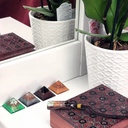 Vista 8 de Juego de curación y limpieza: mini pirámides de cristal de orgonita portátil de cuarzo de cristal, obsidiana negra, crisoprasa, calcita naranja