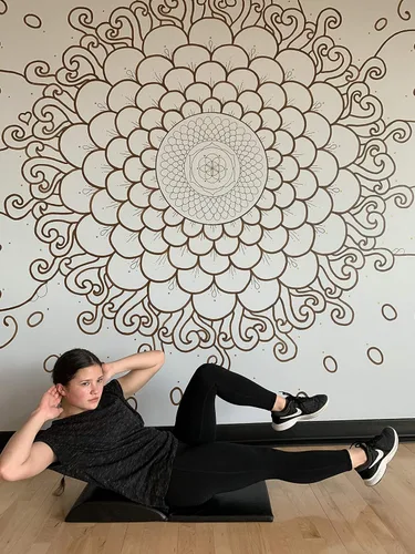 Vista 2 de Tapete para abdominales y ejercicios Athlos Fitness con protector para espalda baja, buen ejercicio para abdominales para un rango completo