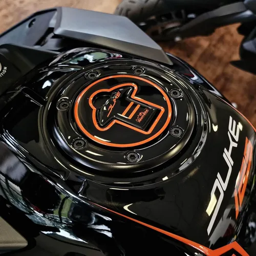 Vista 8 de Adhesivos de resina para motocicleta 3D compatibles con KTM Duke 125 2021 2022. Protección del tanque contra impactos y arañazos. Adhesivos