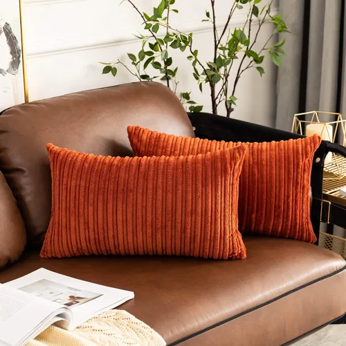 Vista 175 de UGASA - Fundas de almohada decorativas de terciopelo suave y sólidas de Navidad para sala de estar/sofá, 16 x 16 pulgadas, 2 unidades, color burdeos