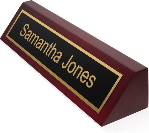 Vista 5 de Placa de nombre de escritorio de madera personalizada de Providence Engraving para oficina con cuña de escritorio grabada con láser personalizada
