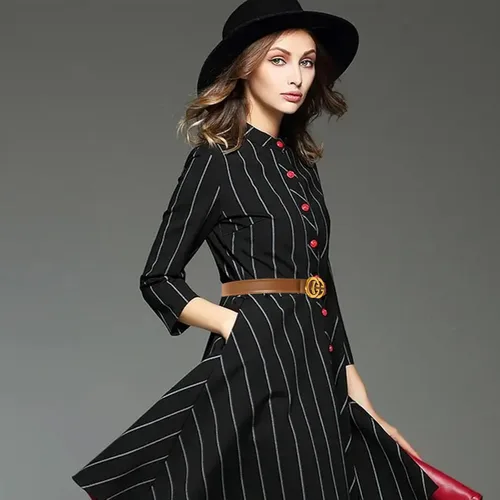 Vista 358 de Cinturón de cuero clásico con hebilla de metal para mujer con vestido de jeans