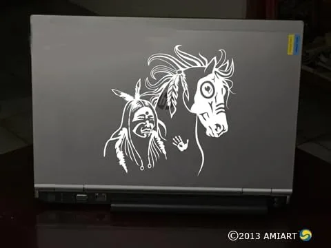 Vista 3 de Calcomanía de caballo - AMIART® Vinilo Ecuestre Art - Caballo de guerra e indio nativo americano con marcas y detalles tribales. X Grande 8,5" x