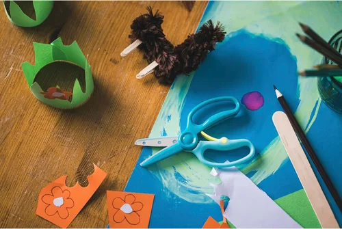 Vista 10 de Fiskars - Tijeras de entrenamiento para preescolares de 3 años en adelante (paquete de 3), tijeras de seguridad para niños pequeños con palanca