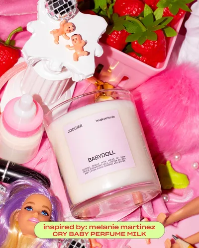 Vista 3 de Vela Babydoll - Leche de fresa, frutas oscuras, caramelo quemado, lápiz labial, loción Perfume Cry Baby Inspirado en la leche 10 oz 70+ Hour