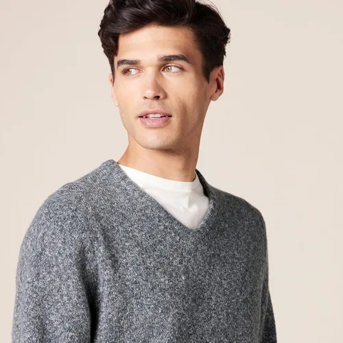 Vista 4 de Tienda Essentials Suéter de manga larga con cuello en V suave para hombre