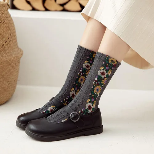 Vista 4 de Zhousensen Calcetines de punto trenzado con diseño floral para mujer