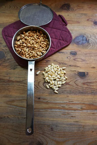 Vista 2 de RSVP International Kitchen Roasting Collection - Bandeja para tostar nueces y semillas, apta para lavavajillas, acero inoxidable