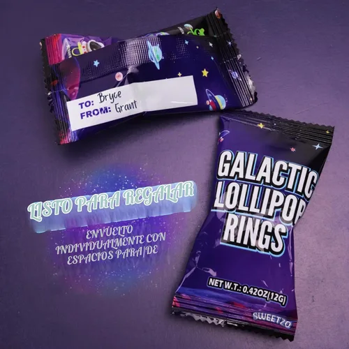 Vista 3 de Favoritos de fiesta del espacio exterior, anillos de piruletas galácticos envueltos individualmente, en forma de cohete, astronauta