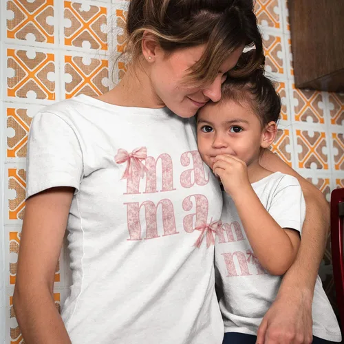 Vista 4 de Mommy and Me Boho Lace Coquette Bow - Camisetas de algodón suave para mamá y mini - Lindas camisetas de madre e hijo para fotos familiares, baby