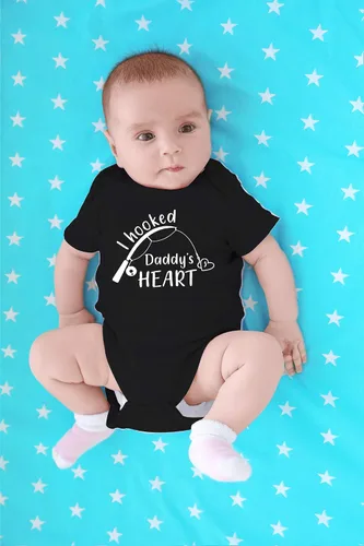 Vista 4 de CBTwear I Hooked Daddy's Heart - Ropa de bebé - Divertidos trajes para recién nacidos para niños y niñas