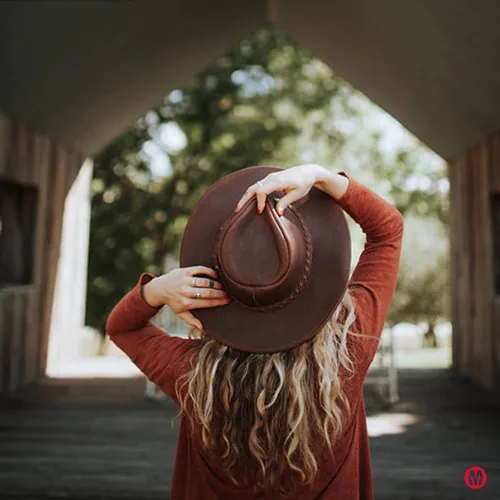 Vista 3 de Minnetonka Outback Sombrero de vaquero de ala plana para hombres y mujeres fabricado con cuero envejecido, alambre de acero oculto en el borde.