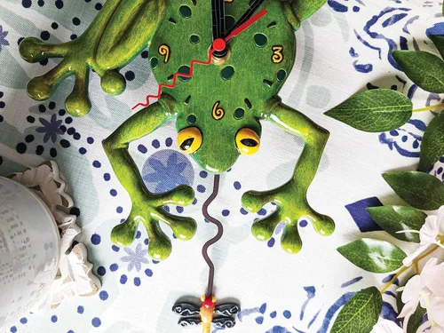 Vista 5 de Enesco Allen Designs Frog Catching a Dragonfly - Reloj de pared con péndulo esculpido, 14 pulgadas, color verde