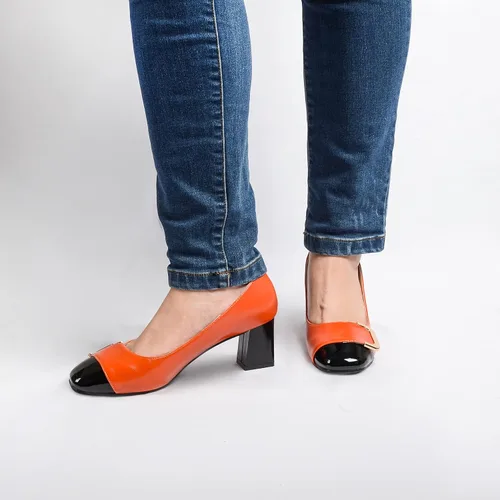 Vista 5 de ANN CREEK Zapatos de tacón bajo para mujer, zapatos de oficina elegantes de dos tonos, punta cuadrada, tacón grueso de 2.4 pulgadas, sin cordones