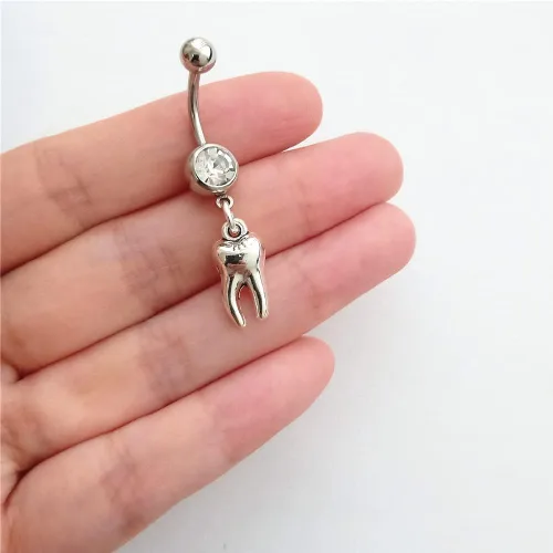 Vista 2 de Anillo de ombligo de acero inoxidable 14G, joyería gótica para el cuerpo, bonito colgante de diente 3D para mujer, higienista dental