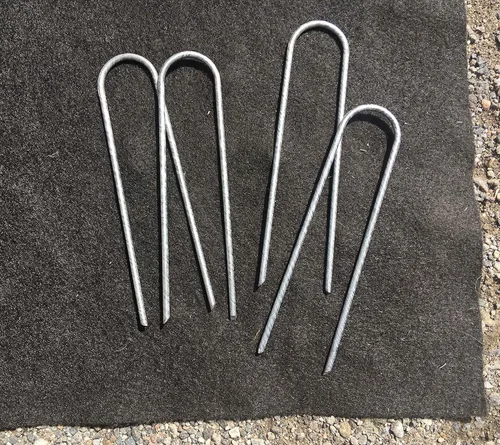 Vista 3 de Sandbaggy Grapas galvanizadas para paisajismo de 6 pulgadas, acero de calibre 9 de grado industrial, también llamados pasadores de tela, estacas