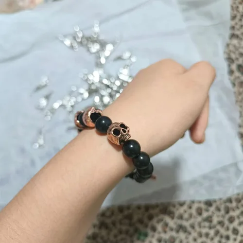 Vista 2 de Pulsera de cuentas de ónix del ejército de calavera, pulseras de ansiedad para hombre, pulsera ajustable de ónix de calavera para aliviar el estrés