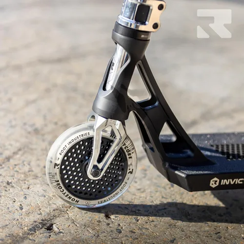Vista 7 de Root Industries Invictus Complete Pro Scooter - Ruedas Honeycore de 4.724 in, barras de cromolita, compresión HIC y cubierta de corte