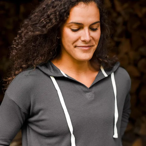 Vista 5 de Free Fly Sudadera con capucha de bambú para mujer, ultra suave y cálida, de punto térmico, camisa de manga larga con hombros caídos para mujer