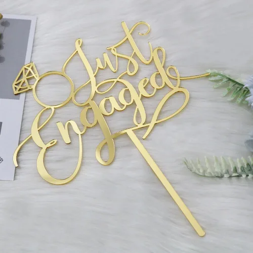 Vista 2 de Decoración acrílica de doble cara dorada Just Engaged para tartas para decoración de fiesta de compromiso, letrero de anillo de compromiso, Dorado