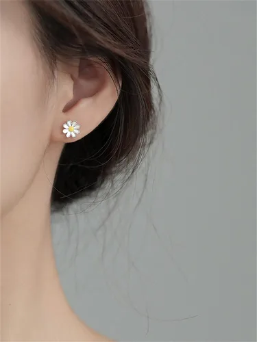 Vista 6 de Aretes pequeños esmaltados de verano con margaritas y girasoles blancos delicados de plata de ley 925, cartílago de flores pequeñas, aretes