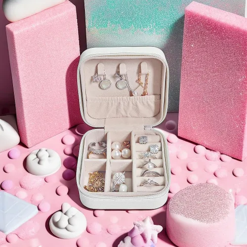 Vista 5 de MENGCHACHA Caja de joyería de viaje, organizador de joyas pequeño, caja de joyería pequeña de cuero de la PU, anillo de joyería, colgante