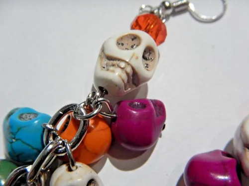 Vista 3 de Aretes con dije de calavera arcoíris en ganchos franceses, Metal, piedra, plástico, howlita teñida