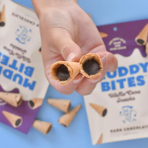 Vista 5 de Muddy Bites - Chocolate Oscuro - Bocados de Cono de Waffle Rellenos Tamaño Bocado para Aperitivo o Postre Hechos con Azúcar de Caña, Kosher