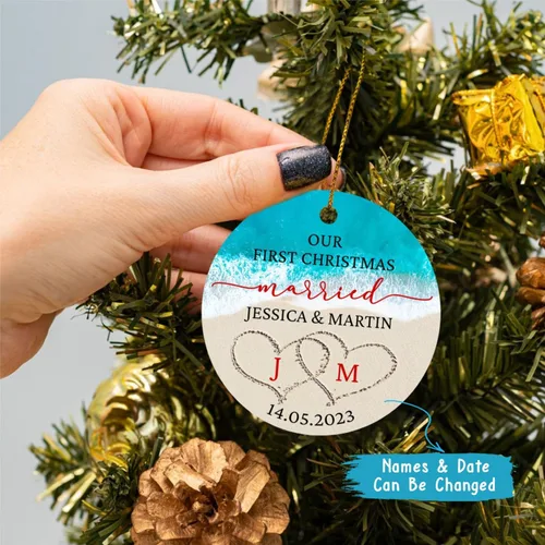 Vista 2 de Adorno de playa casada con el mar y la primera Navidad, regalo personalizado de Navidad para parejas recién nacidas, nombres iniciales