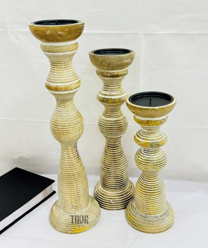 Vista 3 de Portavelas de pilar de madera tallada a mano encalada, juego de 3, estilo decorativo de Chennai, hecho de madera de mango, decoración rústica