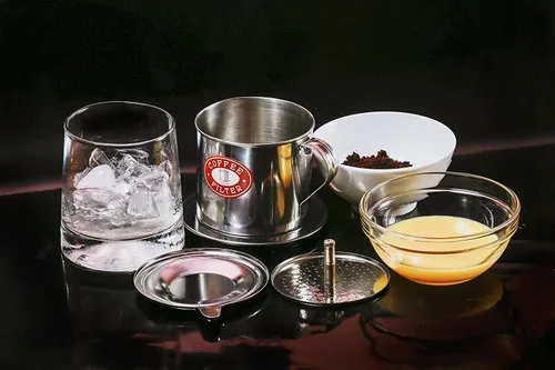 Vista 3 de Prensa de filtros de café vietnamita. con inserto de rosca con mecanismo de goteo Fabricado en Vietnam. En tamaños S, M, o L en paquetes de 1, 2 o 3