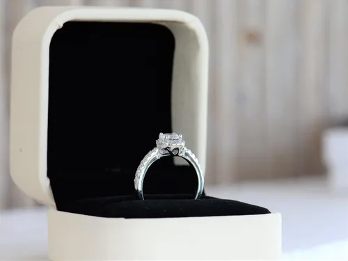 Vista 5 de LEMON GRASS Anillo de compromiso de diamantes con halo redondo de 1.22 qt con banda pavé en plata de ley con circonita cúbica transparente