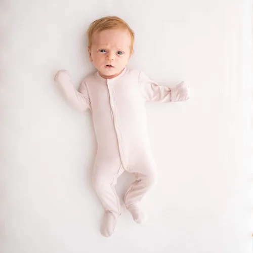 Vista 2 de KYTE BABY Mameluco unisex, rayón hecho de bambú, cierre a presión, 0-24 meses Rosa (Blush)