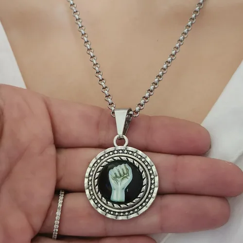 Vista 3 de Collar con dije de puño levantado, joyería para hombres y mujeres, hecho a mano