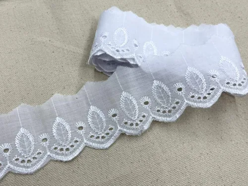 Vista 2 de AMORNPHAN 15 yardas de 2 pulgadas de ancho con ojales de algodón blanco con ribete de encaje, tela bordada floral, mantel, mantas, almohadas