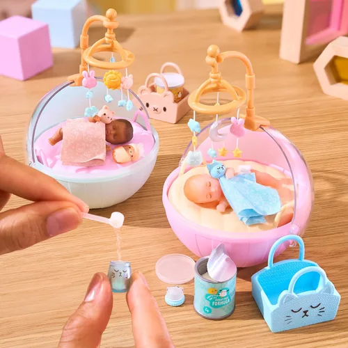 Vista 3 de MGA's Miniverse Make It Mini Real Baby Nurture - Embalaje a ciegas, mini coleccionables temáticos para el cuidado del bebé, 8 estilos, incluyendo