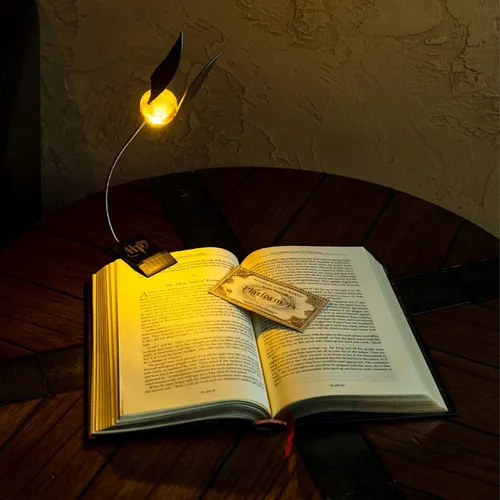 Vista 3 de Paladone Luz de lectura temática de Harry Potter Golden Snitch con clip Lumi Funciona