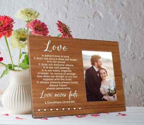 Vista 3 de Marco de fotos Love Never Fails, marco de fotos de madera para parejas 1 Corintios 13:4-8, regalo único para parejas para aniversario de boda, día