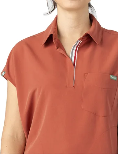 Vista 4 de Mediclo Camisa médica médica para mujer Capri con cuello en el pecho, bolsillo en el pecho, respetuosa con el medio ambiente, ropa de trabajo