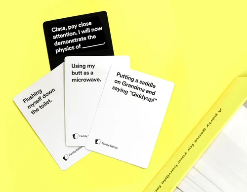 Vista 5 de Cards Against Humanity: Edición familiar • A partir de 8 años • Un juego de fiesta para tu horrible familia